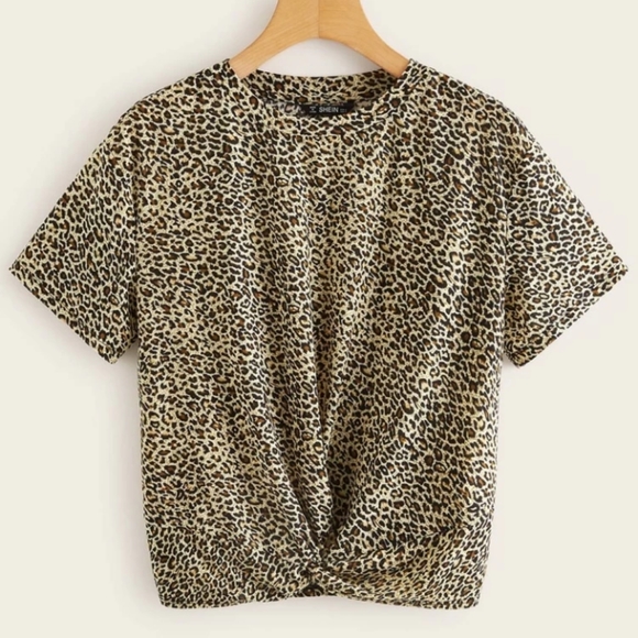 SHEIN Tops - 💙 SHEIN Leopard Top with hem twist